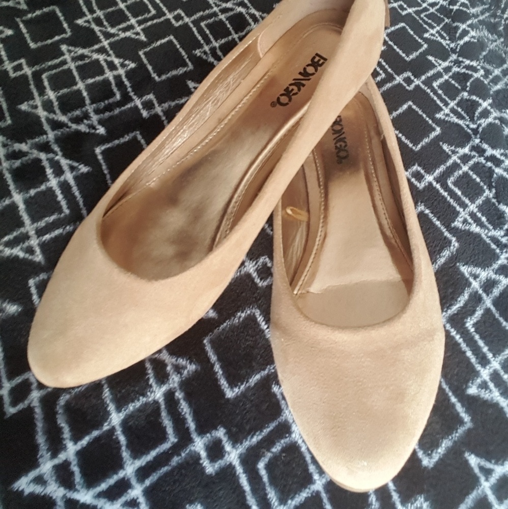 Size 8 Tan Bongo Flats